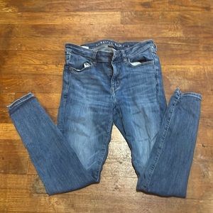 Medium wash American Eagle skinny jeans Size:6
